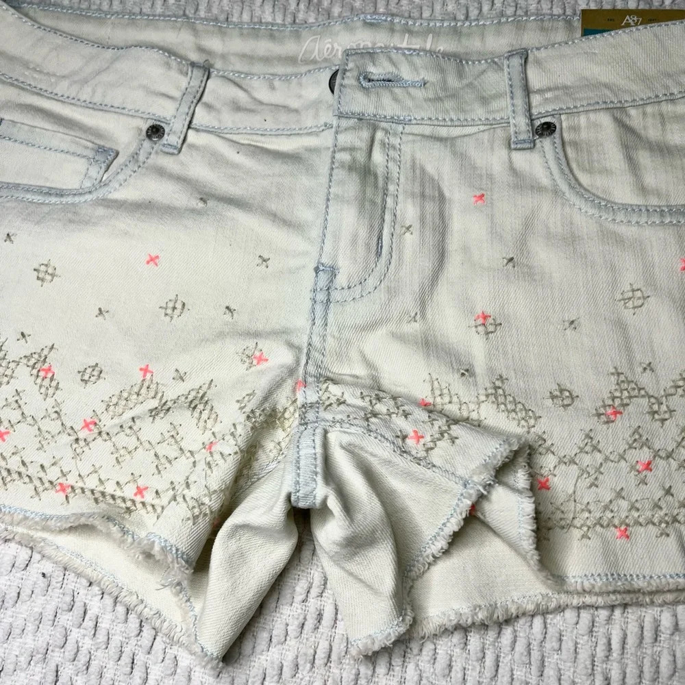 🖤New Aeropostale Light Wash Embroider Denim Shorts🖤 - Picture 5 of 11